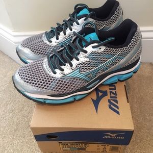 Brand New Mizuno Wave Enigma 5 Running Shoes