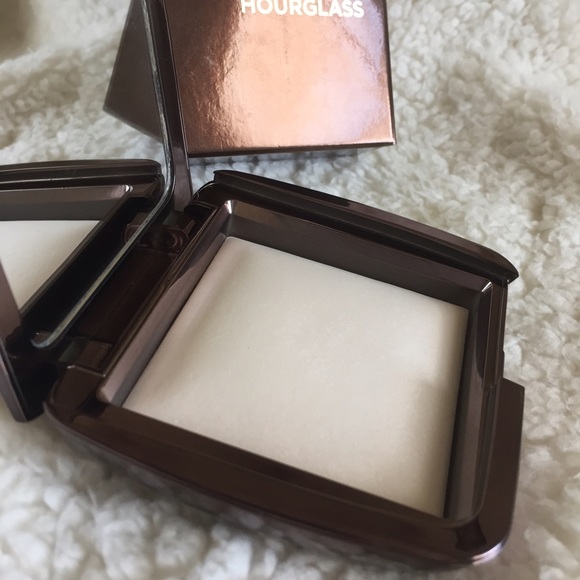 Hourglass Highlighter in Ethereal Light