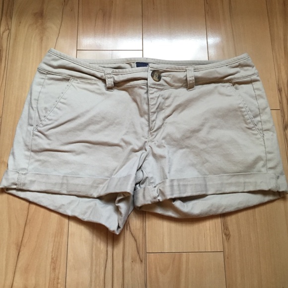 AE Khaki Shorts - Picture 1 of 4