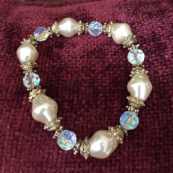 Pearl and crystal bracelet w/ gold