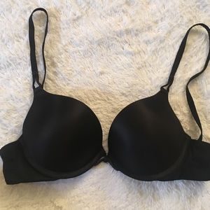 Black Bombshell 32B