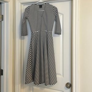 Agnes and Dora v neck dress. black and white.