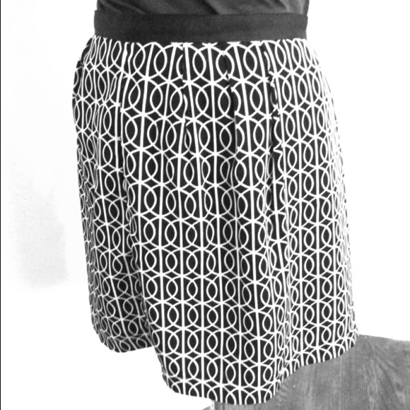 B&W Banana Republic skirt size 10 cute!