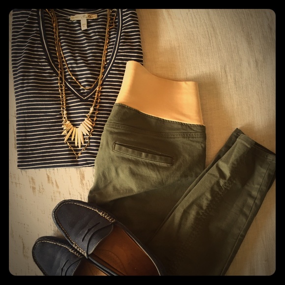 Maternity olive ankle pants. A must have !!