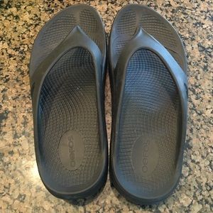 Oofos black flip flops