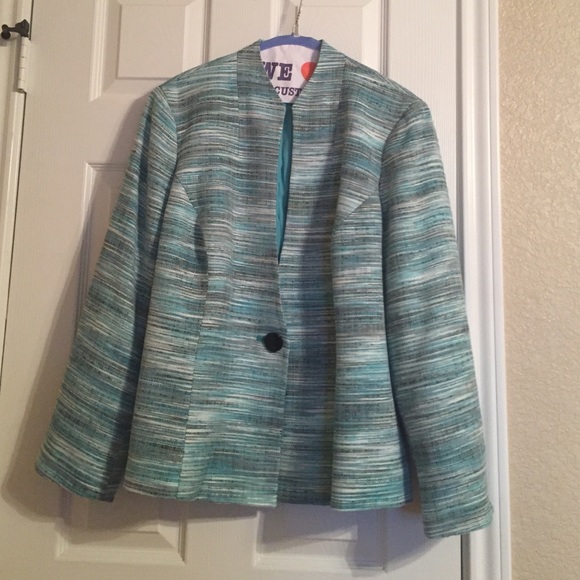 Jones Studio fully lined blazer.