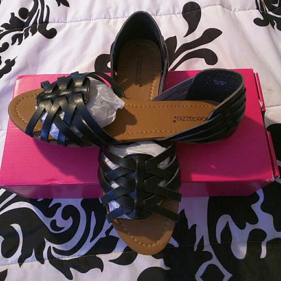 Flat sandals