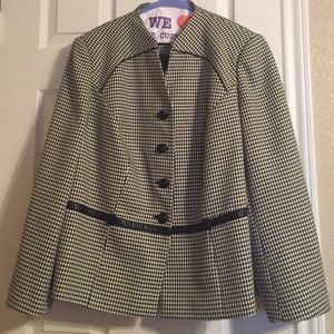 John Meyer fully lined houndstooth blazer.