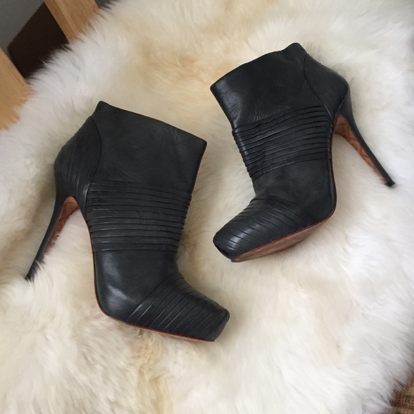 L.A.M.B. Shoes - LAMB booties Gwen Stefani 9 black leather ruffle