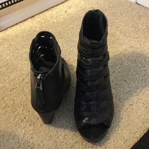 Dolce Vita black leather open-toed, wedge booties