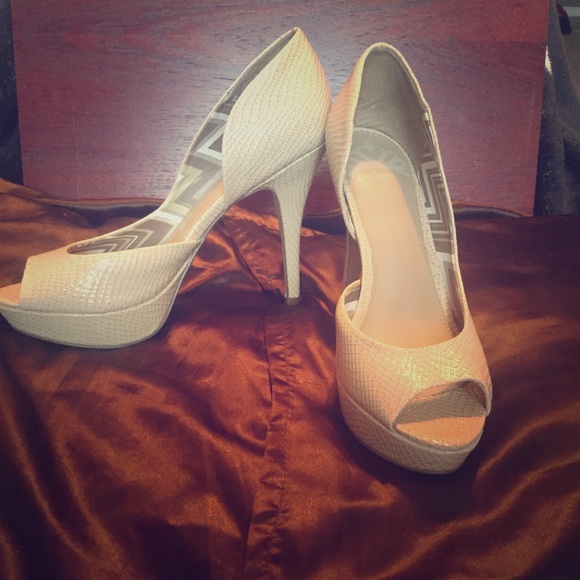 Beautiful cream colored heels!
