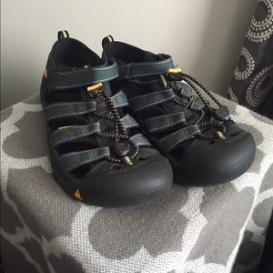 Keen Sandals Men's 6, Women's 7.5