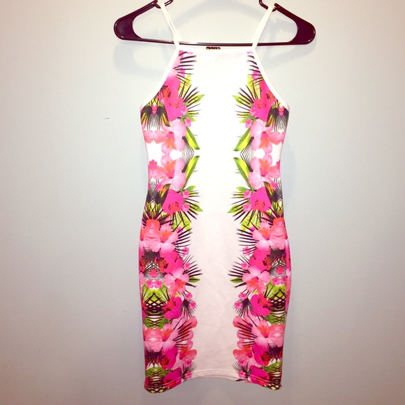 🚨 DONATING SOON - Floral & White Bodycon Dress 🌺