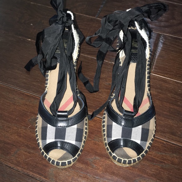 Burberry Wedges 💕