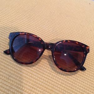 O by Oscar De La Renta Sunglasses