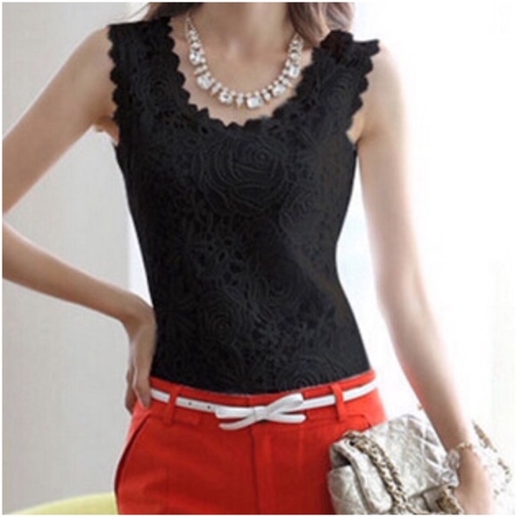 Tops - 🆕 Black floral lace top