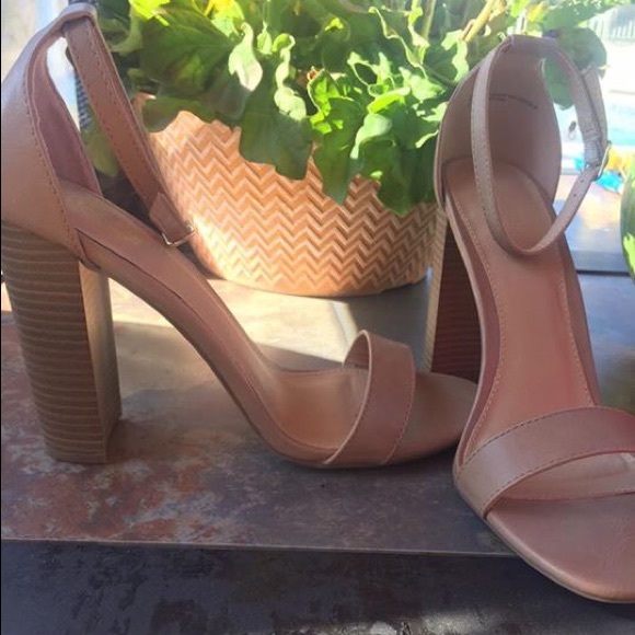 Tan heels , never worn - Picture 1 of 3