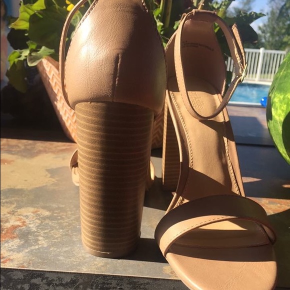 Tan heels , never worn - Picture 3 of 3