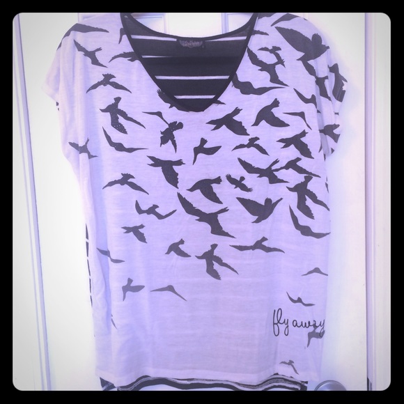 Fly Away Black & White V-Neck Tee w/Birds Size L