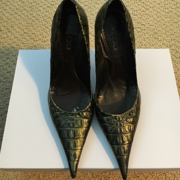 High Heel alligator print shoe