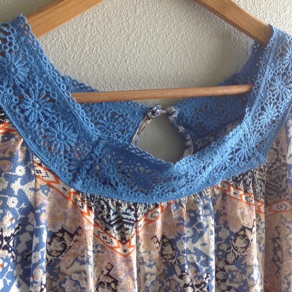 Cute bell sleeve shift dress - Picture 2 of 4