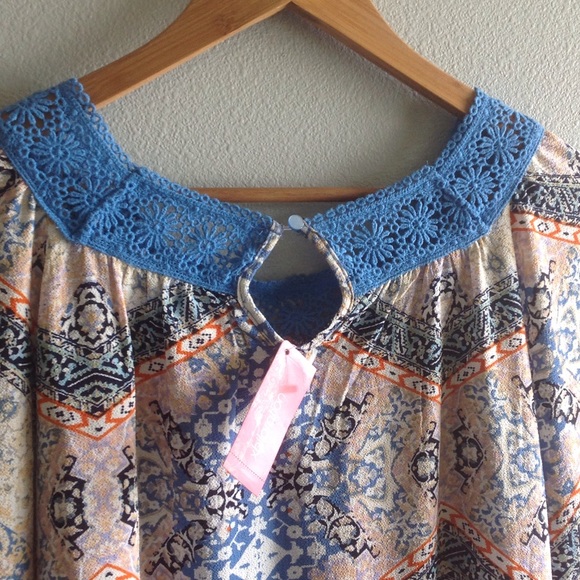 Cute bell sleeve shift dress - Picture 3 of 4