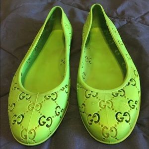 Gucci green rubber flats