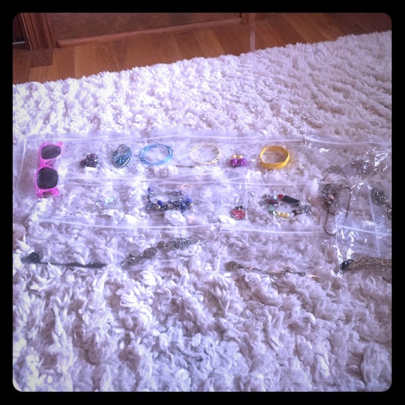 ✨ Gifts With Purchase ✨ - Picture 1 of 4