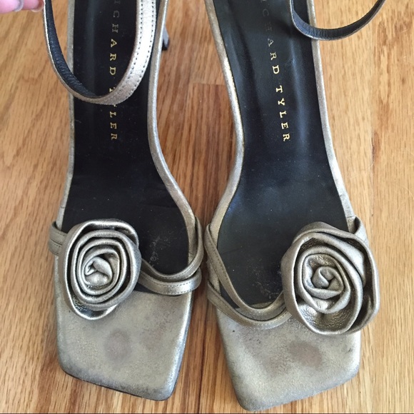 Richard Tyler Gold Tone Rose Heels Size 7