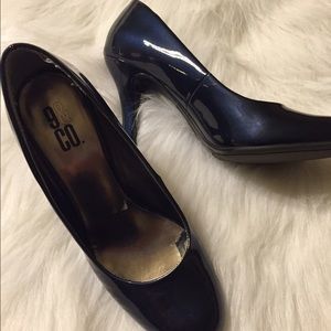 Navy blue pumps!