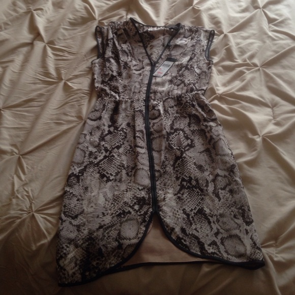 Super cute BCBGMaxazria dress size XXS NWT!