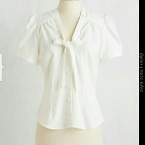 Pinup blouse with tie collar.