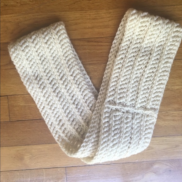 Simple white knit scarf - Picture 2 of 2