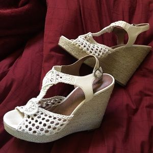 LuckyBrand Cream crocheted 5"rope wedge1" platform