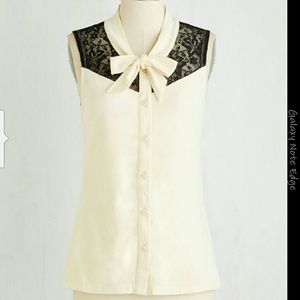 Sleeveless blouse with tie