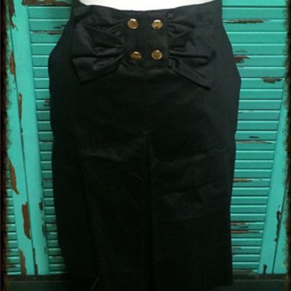 Black and gold Adrienne Vittadini skirt, washable!