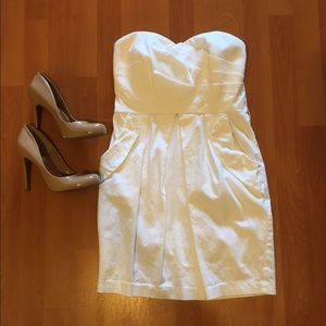 White sweetheart neckline sleeveless dress.