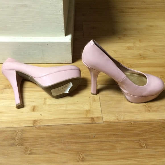 Guess shoes worn twice tag still on bottom