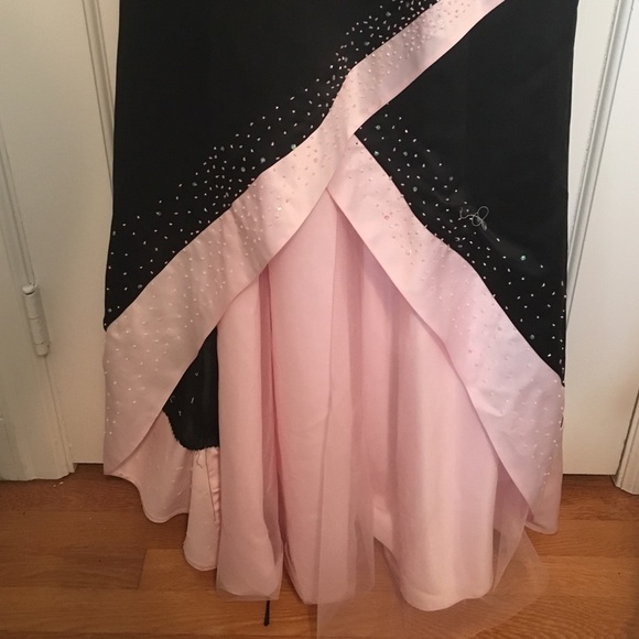 Gown - Picture 3 of 4