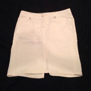 Size 2/26 Gap Jeans White Denim skirt
