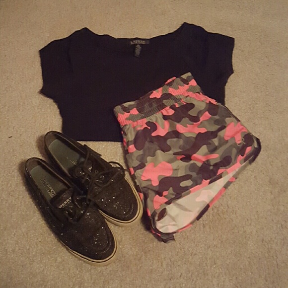 ??FINAL PRICE??NWOT Camo shorts with pink