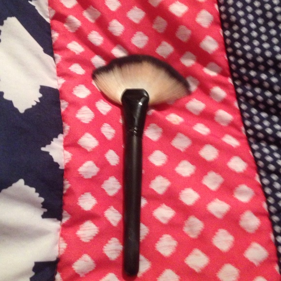 Black and white fan brush