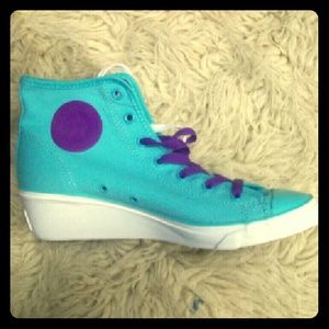 Converse wedge tennis shoe