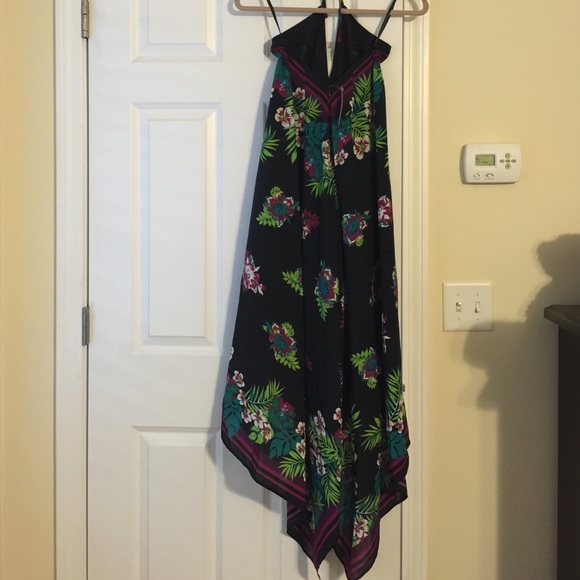 Halter top floral design dress - Picture 4 of 4