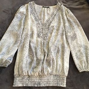 Gorgeous gray and white top🌺