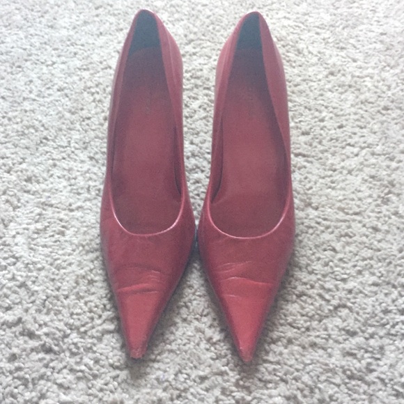 Classic red heels. - Picture 1 of 3