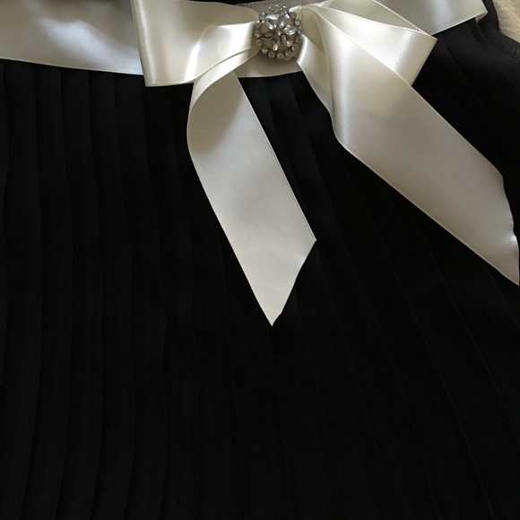 Like new dress . Size 16 years old but can fit 11 - Picture 2 of 4