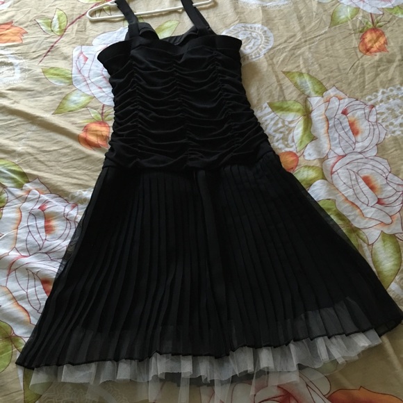 Like new dress . Size 16 years old but can fit 11 - Picture 3 of 4