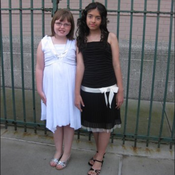 Like new dress . Size 16 years old but can fit 11 - Picture 4 of 4