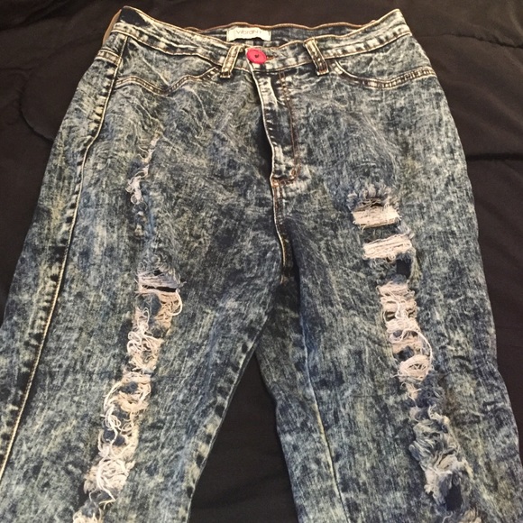 Acid wash destructive jeans
